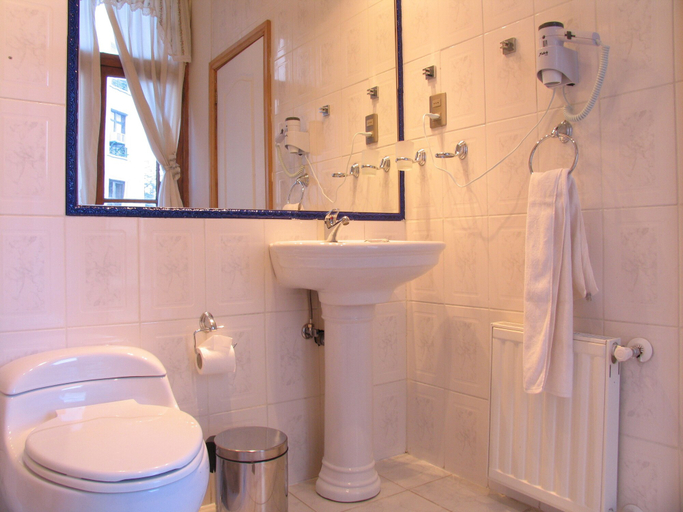 Bathroom 3, Hotel Plaza, Magallanes