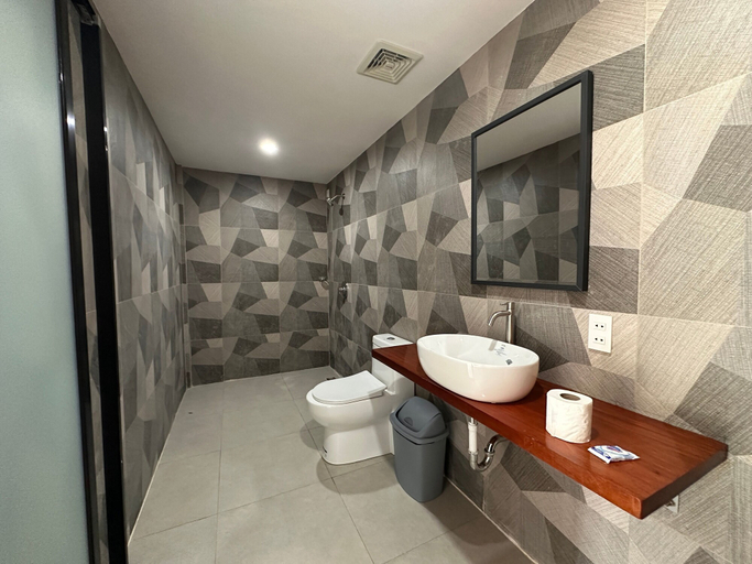 Bathroom 4, Bluewaves Hostel & Villa Panagsama by Hiverooms, Moalboal