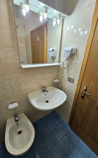 Bathroom 5, Ht TEA San Pellegrino, Belluno