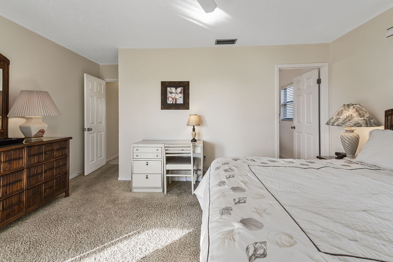 Room 2, Beachview Condo 2 Bedroom Condo by RedAwning, Manatee