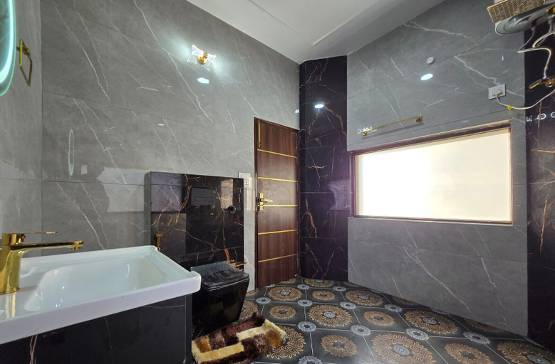 Bathroom 4, The Mountain Vault, Solan