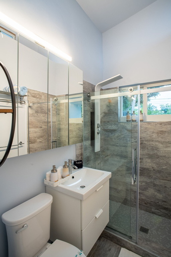Bathroom, Walk to Wilton Drive - Spacious Quiet Villa 2 HOT TUB, Broward