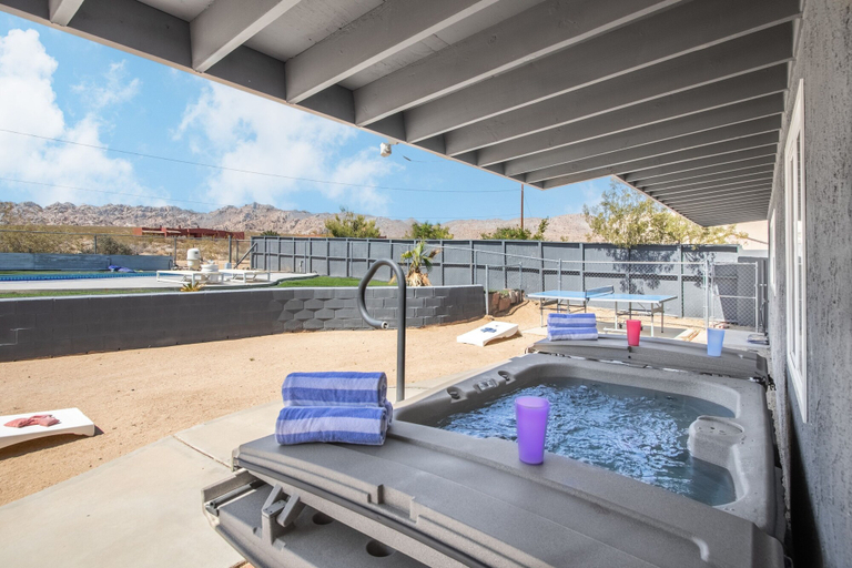 Room 4, Jackrabbit Ridge by Avantstay Entertainers Paradise w Pool Games, San Bernardino