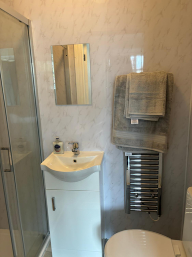 Bathroom 5, Spacious 3 Bedroom Semi-Detached House, London