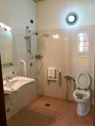 Bathroom 3, Ostello Brembo, Bergamo