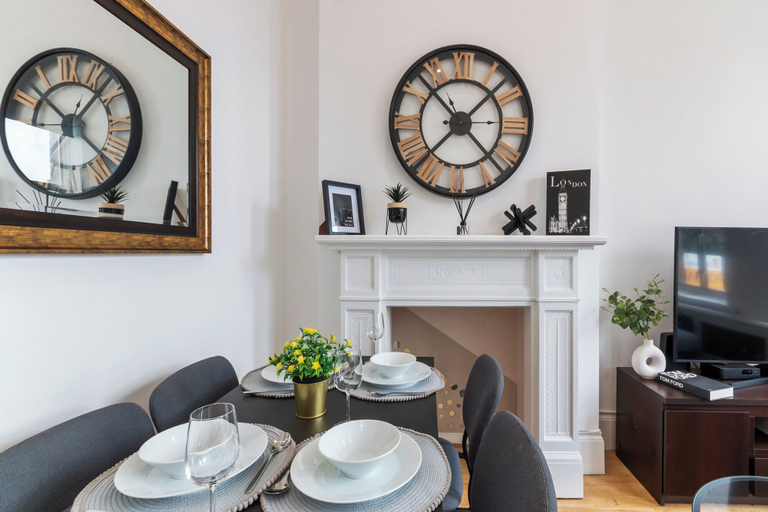 Dining, City Apartment - Sleeps 4 & Free Parking, London