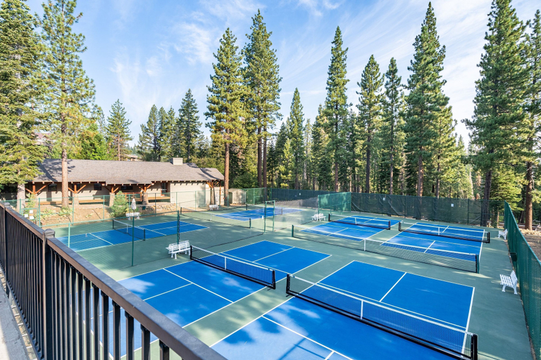Room 2, Wolfe by Avantstay 5mins Northstar w Hot Tub Fireplace 2 Private Decks, Placer