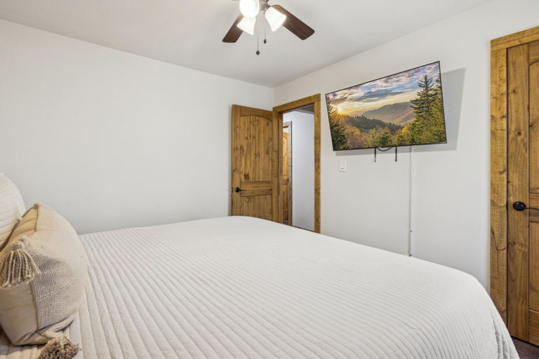 Bedroom 2, High Top Cabin 3 Bedroom Cabin, Sevier