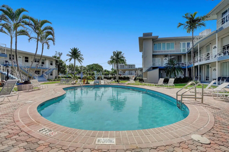 Room 4, Oceanfront Oasis Charming 1BR Getaway, Broward