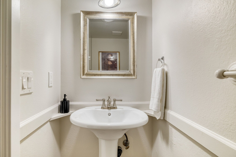 Bathroom 5, Old Town Treasure by Avantstay Central Location, Maricopa