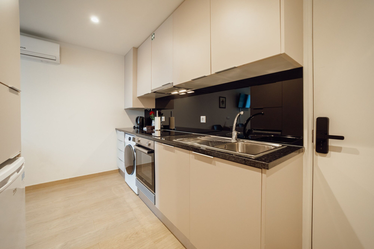 Room 4, Carmo Residence Porto - S Antonio by Vacationy, Porto