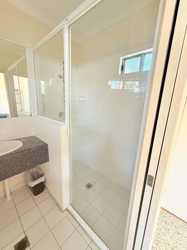 Bathroom 3, Emu Park Beach Resort, Livingstone - Pt B