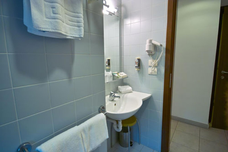 Bathroom 15