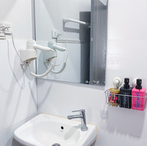 Bathroom 2, MAXi MaMa Room, Ratchathewi