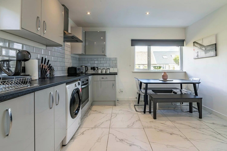 Private kitchen 5, 4br-sleeps8-privategarden-freeparking, Nottingham