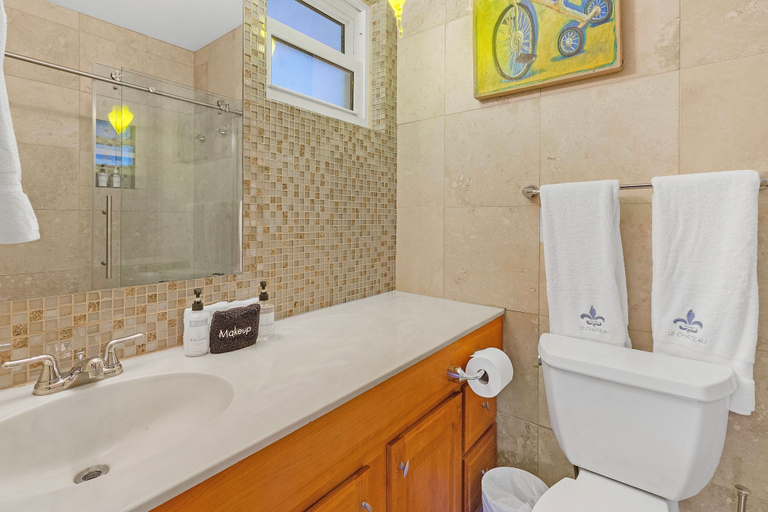 Room 5, Chic 3BR Sanctuary Steps From The Drive Paradise, Broward