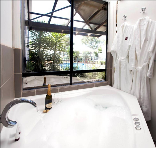 Bathroom 4, Majestic Oasis Apartments, Port Augusta