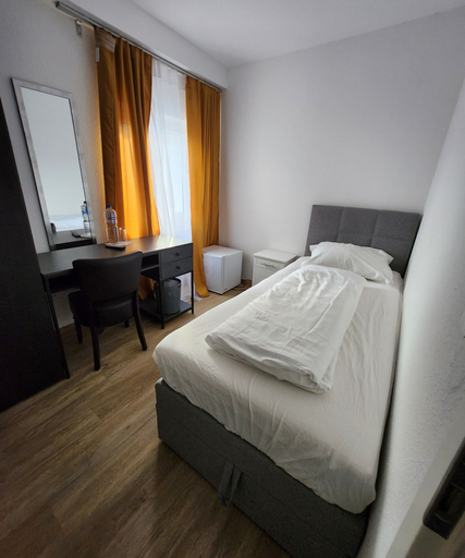 Bedroom 3, Hotel Alina, Düren