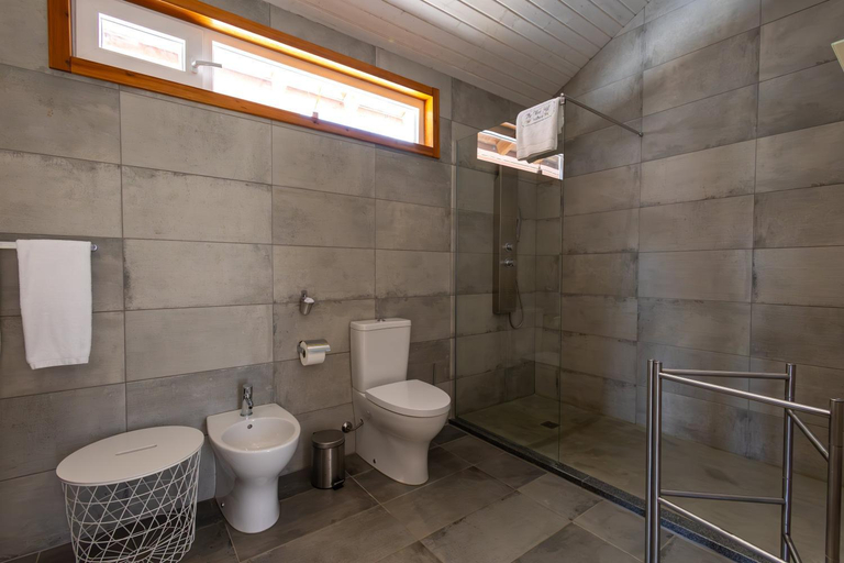 Bathroom 2, The Olive Hill Guesthouse, Batalha