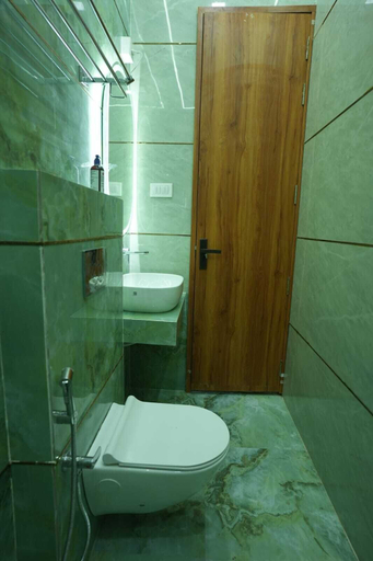 Bathroom 4, Deep Palace Inn, Mathura