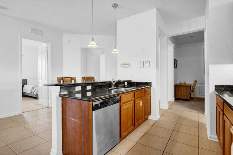 Room 2, Lrg Condo w Scenic Patio Views - Next to Occc, Orange