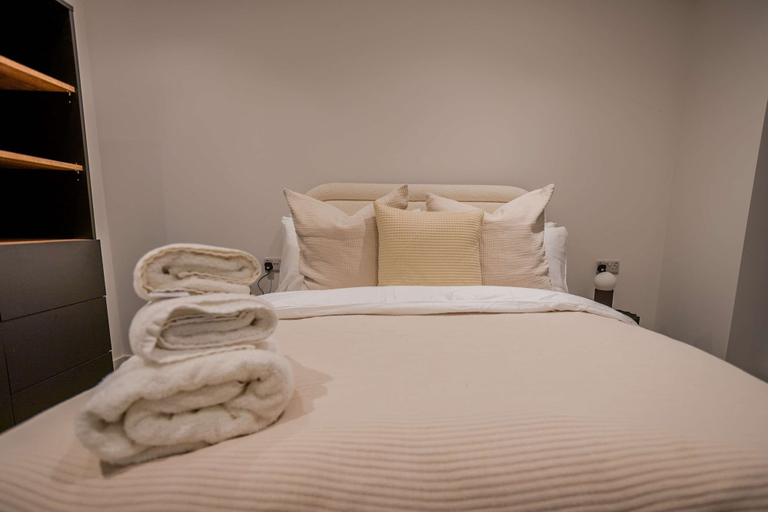 Room 2, Bianco Suite 2BR With City Views, Manchester