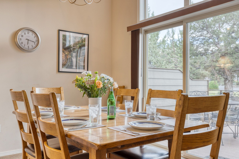 Room 2, Forest Ridge Loop by Avantstay Hot Tub Private Community Amenities, Deschutes