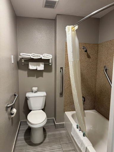 Bathroom 4, Studio 6 Suites Vancouver, Wa - Waterfront, Clark