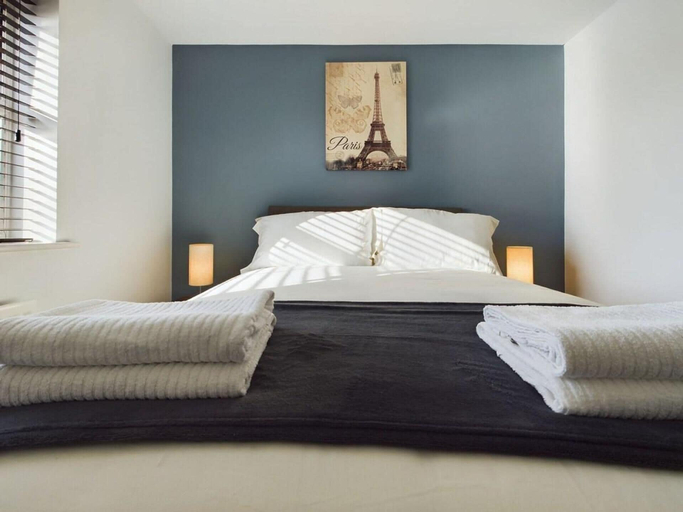 Room 5, Riverfront Staffordshire Retreat, Staffordshire