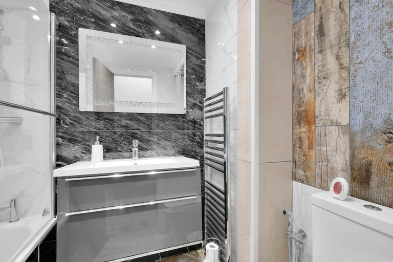 Bathroom 3, Newly Refurbished 2 Bed Hse Town Centre, Devon