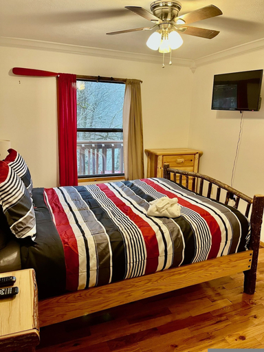 Room 4, Very Secluded Breathtaking Riverfront Game Room, Sevier