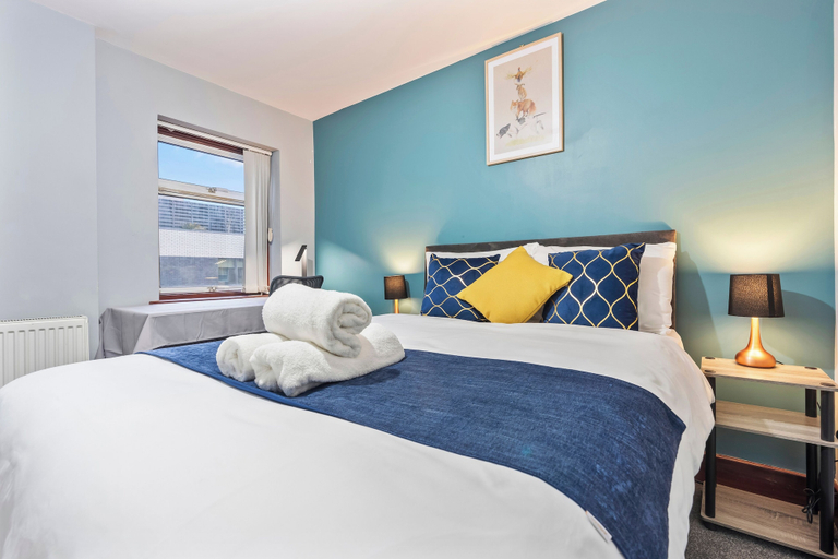 Room 2, Luxury London Apartment With 3 Bedrooms, London