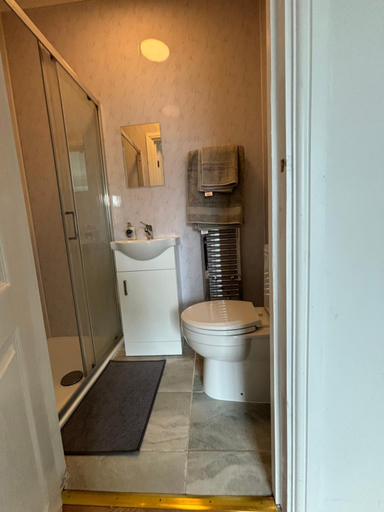 Bathroom 2, Spacious 3 Bedroom Semi-Detached House, London