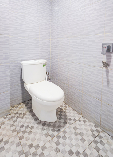 Bathroom 5, Hotel O Rappocini Near Rsia Paramount, Makassar