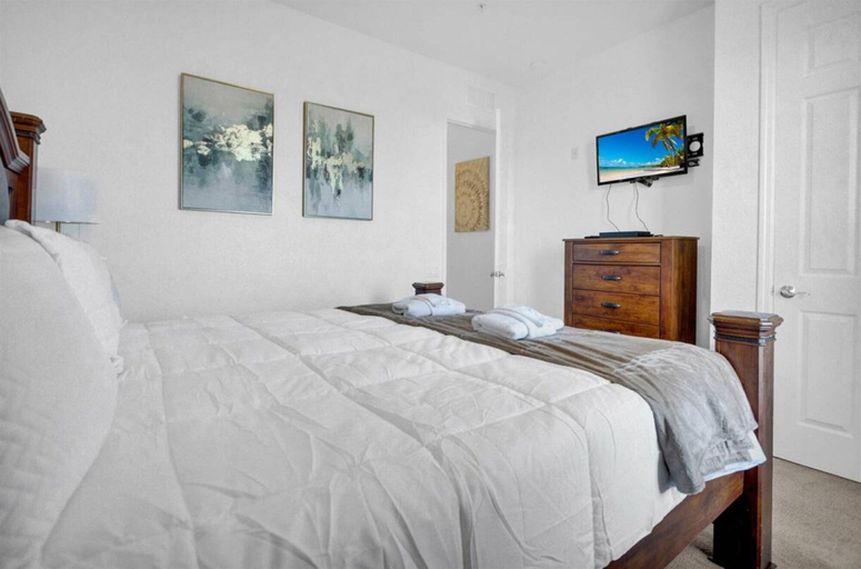 Room 5, Lrg Condo w Scenic Patio Views - Next to Occc, Orange