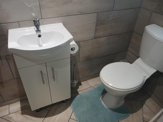 Bathroom 2, Serendipity NO TV, Capricorn