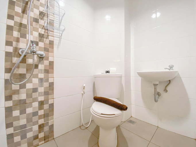 Bathroom 4, Cozy and Homey Studio at The Alton Apartment, Semarang