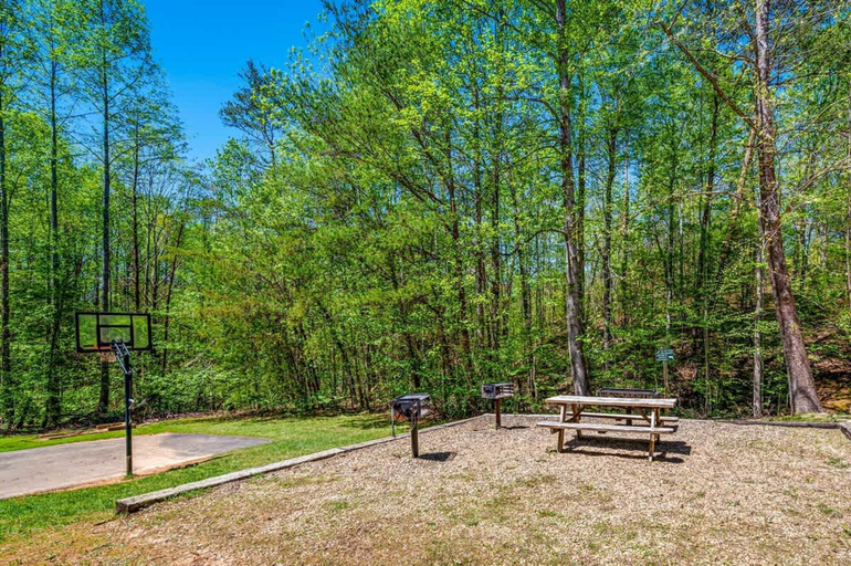 Room 2, Sleeps 4 Private Balcony w Views Heated Pool, Sevier
