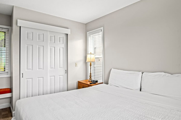 Room 3, Sleeps 6 Indoor Pool Playground Hot Tub, Sevier