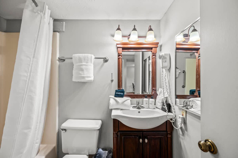 Room 4, Indoor Pool Hot Tub Sauna Sleeps 6 Full Kitchen, Sevier