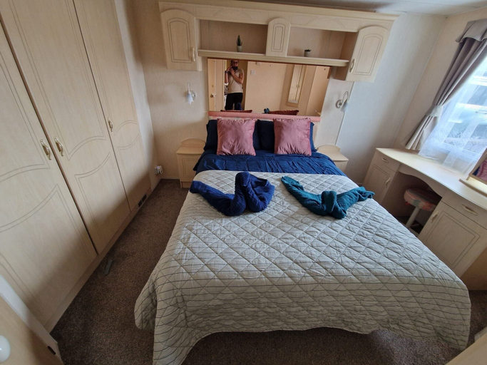Room 3, 2 Bed Caravan - Sleeps 6 - Pets - Pool - Parking, Ceredigion