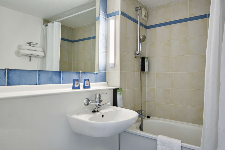 Bathroom, Kyriad Tarbes - Bastillac, Hautes-Pyrénées