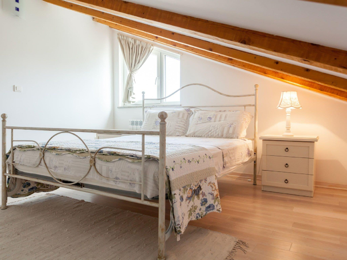 Bedroom 2, Spacious Apartment in Vantacici near Sea, Malinska-Dubašnica