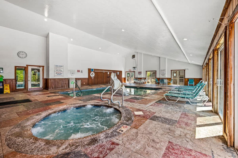 Room 5, Sleeps 6 Indoor Pool Playground Hot Tub, Sevier