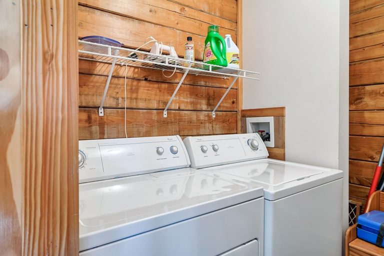 Room 2, Stunning Cabin w Hot Tub Pool Table Arcades, Sevier