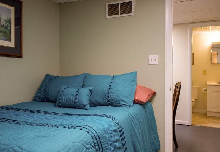 Room 4, Huge Manor w Indoor Hot Tub and Pool Table, Monroe