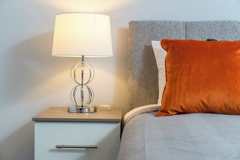 Room 2, Modern 1-bedroom in Crawley With Free Parking, West Sussex