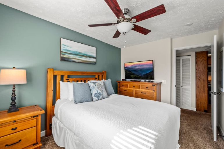 Room 5, Sleeps 6 Mountain Views Shared Resort Amenities, Sevier
