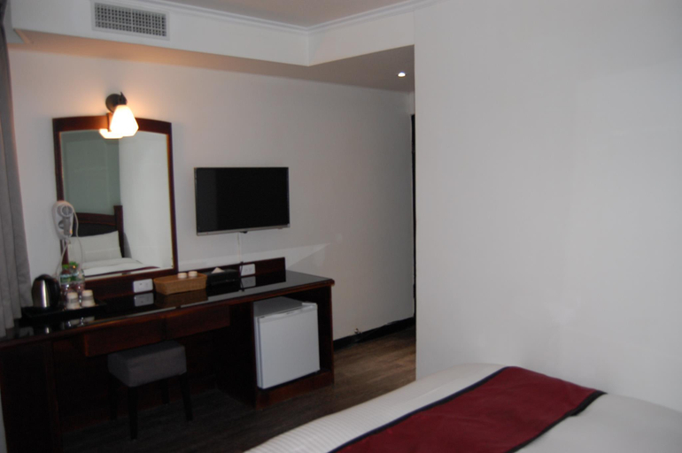 Bedroom 2, North Sea Hotel, Taichung
