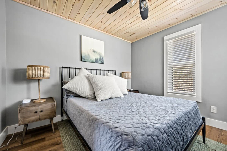 Room 4, Loft Sleeps 8 Views Indoor Pool Access, Sevier